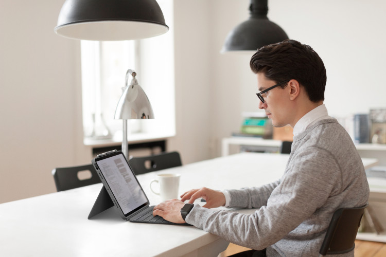 Мобільний офіс у 2026: що взяти з собою, щоб працювати будь-де