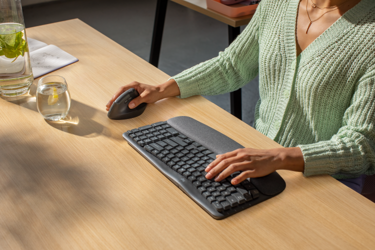 Відчуйте новий рівень комфорту з ергономічними продуктами Logitech: клавіатура Wave Keys та мишка LIFT
