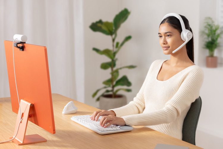 Час рухатися! Logitech Zone 300 – незамінні бездротові навушники для чистого звучання і свободи пересування